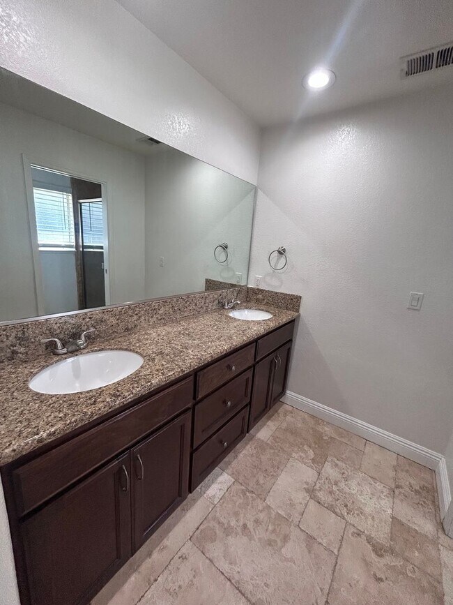 Building Photo - Now Available! 3 Bedroom Home in North West Visalia!