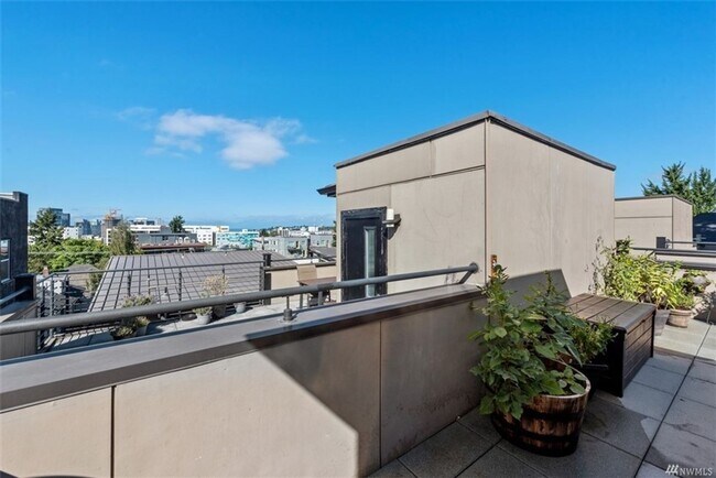 Building Photo - 2Bd/1.75Ba Seattle Townhouse