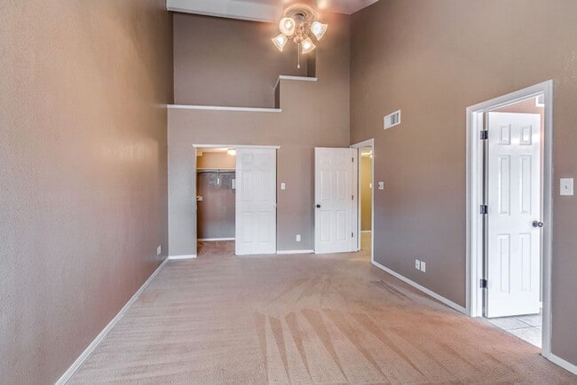 Building Photo - Charming 3-bedroom, 2.5-bathroom Home loca...