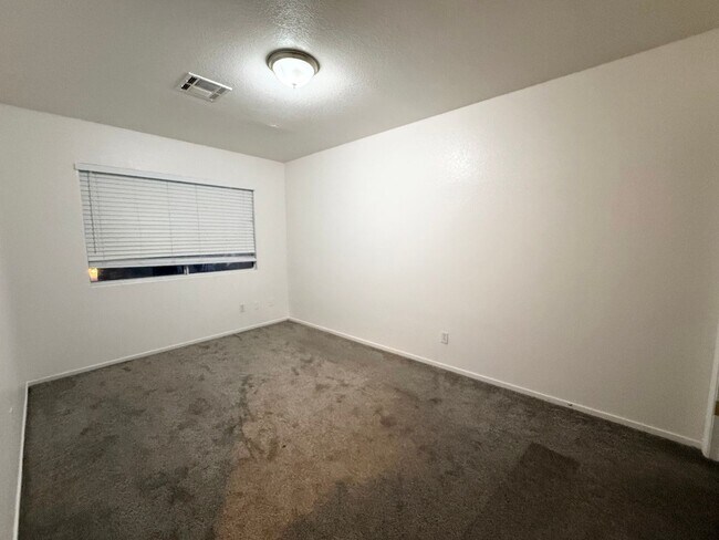 Building Photo - Updated 3-Bedroom Townhome in Gated Community with Pool Access