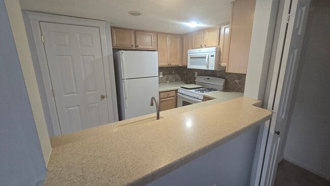 Building Photo - 2 Bedroom 2 Bathroom Townhome