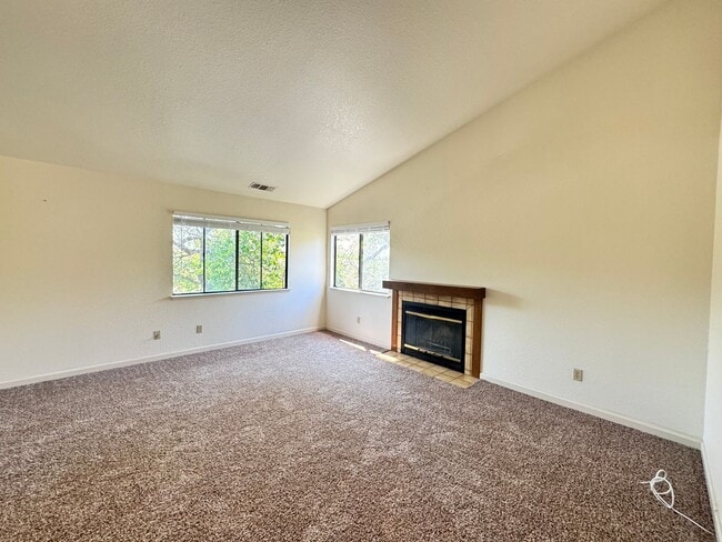 Building Photo - Cozy upstairs Condo in Auburn. Pets welcome!!