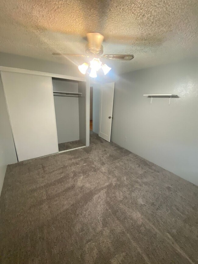 Building Photo - 2-Bedroom 2-Bathroom Condo in Country Club Villas!  ***Move-In Special***