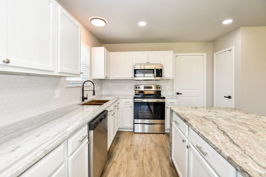 Building Photo - 1621 Lesli Dr