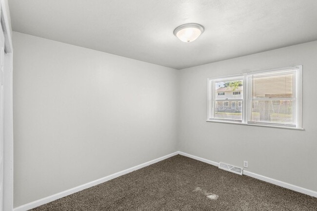 Building Photo - 3 Bedroom Home Available NOW