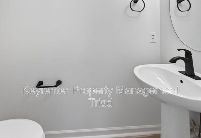 Building Photo - 138 Tannenbaum Cir