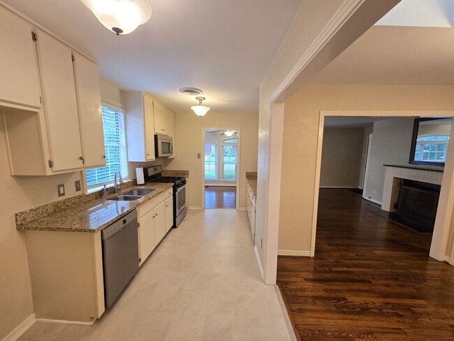 Building Photo - Midway Hollow 3 bed/2 bath Cottage Style Home