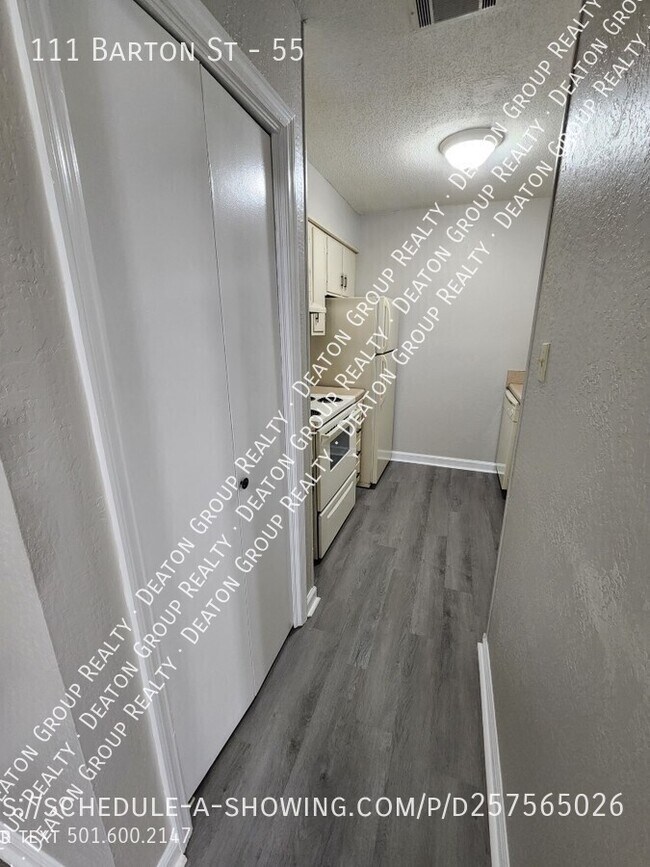 Building Photo - 111 Barton St