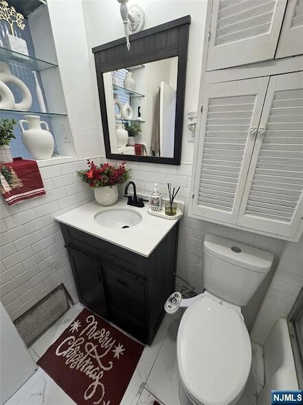 Building Photo - 460 Ave E