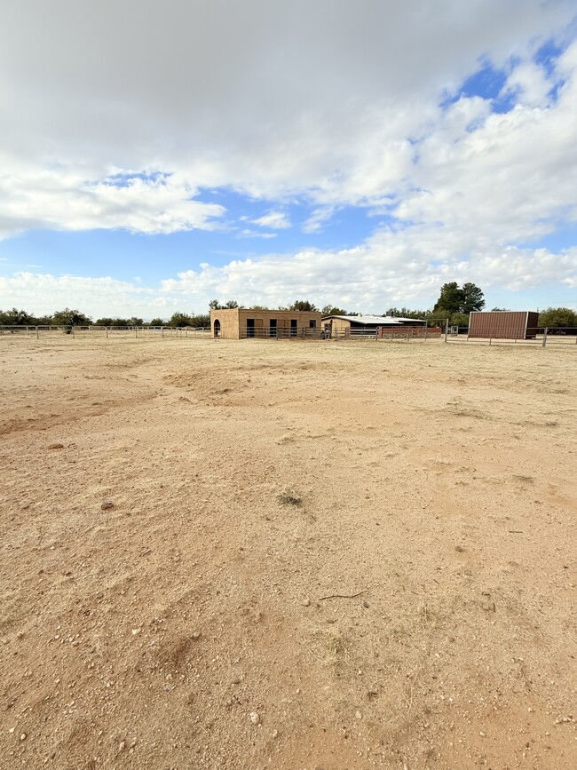 Building Photo - 840 W Calle Concordia