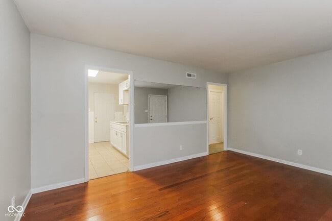 Building Photo - Two Bedroom Bungalow