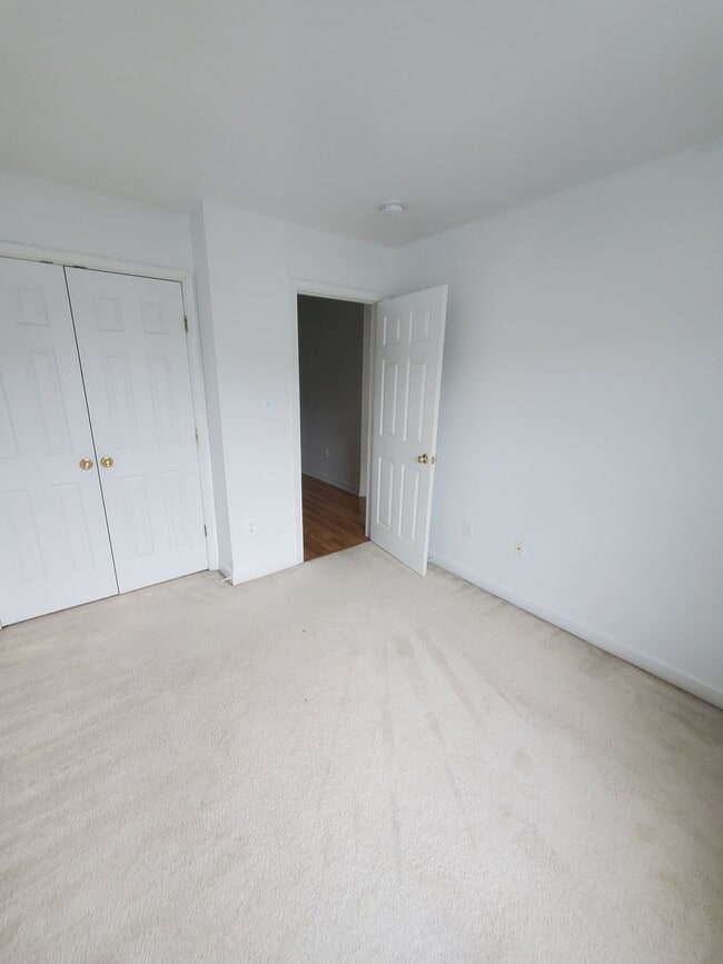 Building Photo - 833 Gallows Ct