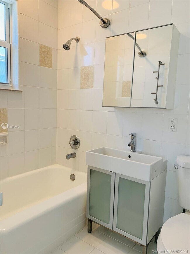 Building Photo - 2840 Pine Tree Dr