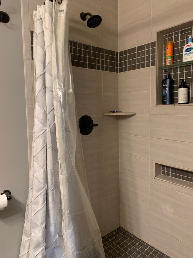 Building Photo - Executive 3 Bedroom Home