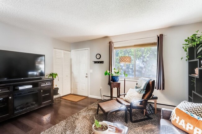 Building Photo - Bright & Cozy 3-Bedroom in the Heart of Longmont!