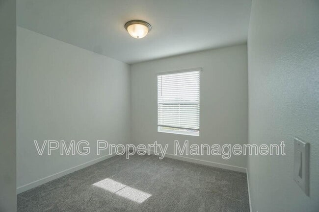 Building Photo - 2301 SW 5th Pl
