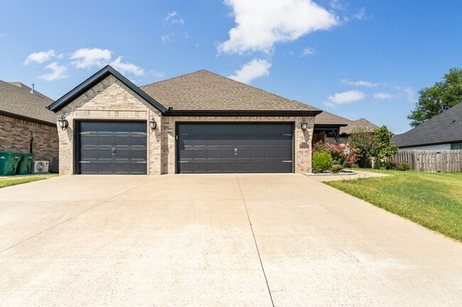 Building Photo - 1100 Huntleigh Dr