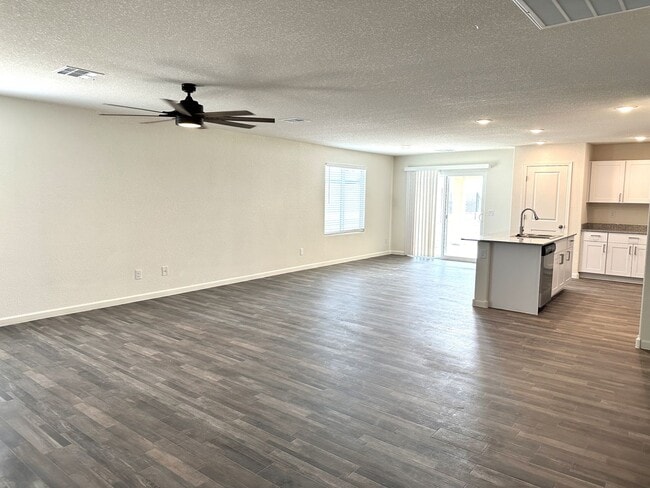 Building Photo - 4 bedroom, 2 bathroom Mystic Canyon Gem