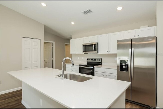 Building Photo - 691 SW Hillsboro Cir