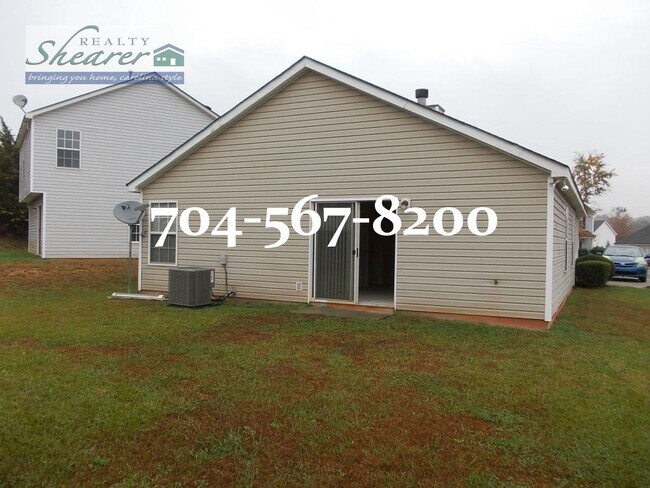Building Photo - 3 Bed, 2 Bath Ranch in East Charlotte near...