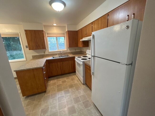 Building Photo - HALF OFF FEBRUARY RENT! 3 Bedroom 1.5 Bath in Desirable NW Corvallis