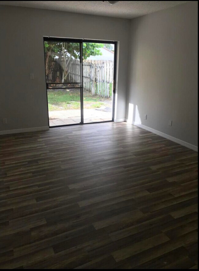 Building Photo - 560 NE 48th St