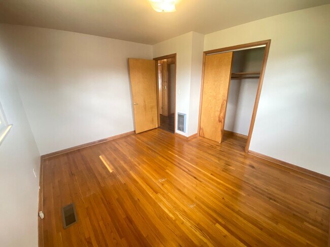 Building Photo - 404 Vosswood Dr