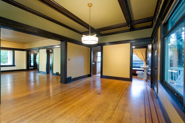 Building Photo - 528 18th Ave E