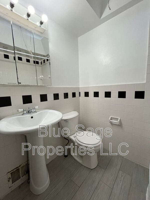 Building Photo - 229 Spruce St
