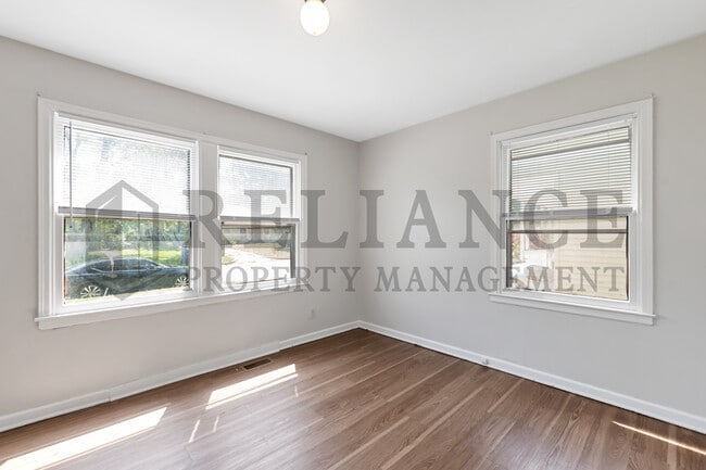 Building Photo - 709 S Pinecrest St