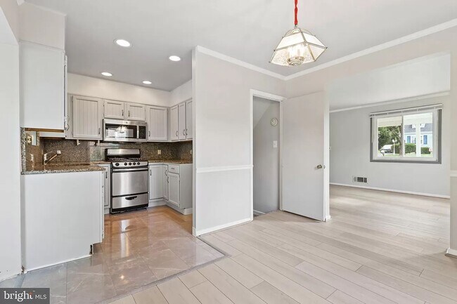 Building Photo - Picture-Perfect 2 Bedroom Home!