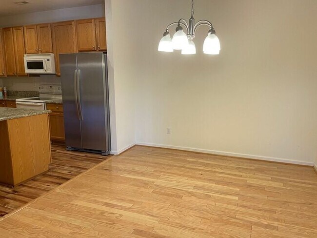 Building Photo - NW Brick Townhome, Granite Counter-Tops, W...