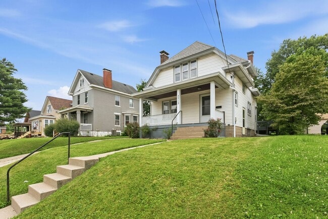 Building Photo - CHEVIOT: Charming 4 bed 2.5 bath 1 car detached garage