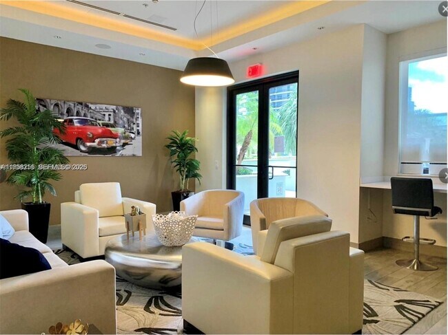 Building Photo - 999 SW 1st Ave