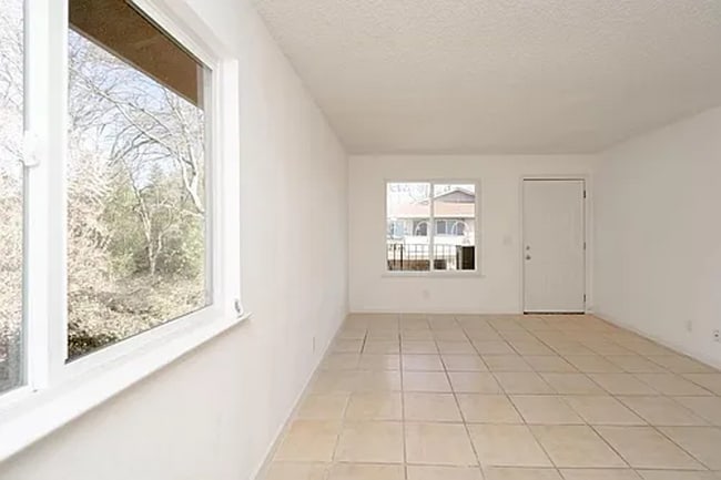 Building Photo - Charming 2-Bedroom Apartment with Updated ...