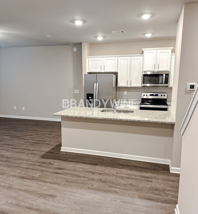 Building Photo - LUXURY COMMUITY! CRESTVIEW at Towne Lake!!...