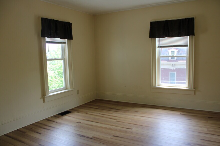 Building Photo - 132 N White St