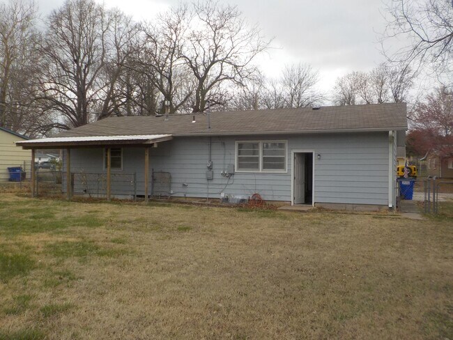 Building Photo - 909 Highland Dr
