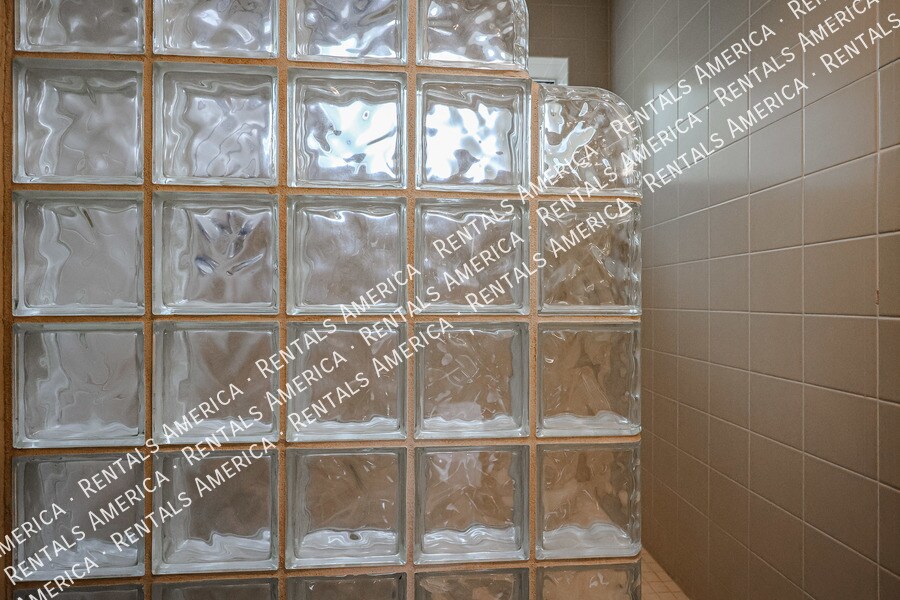 Building Photo - 8653 E Royal Palm Rd