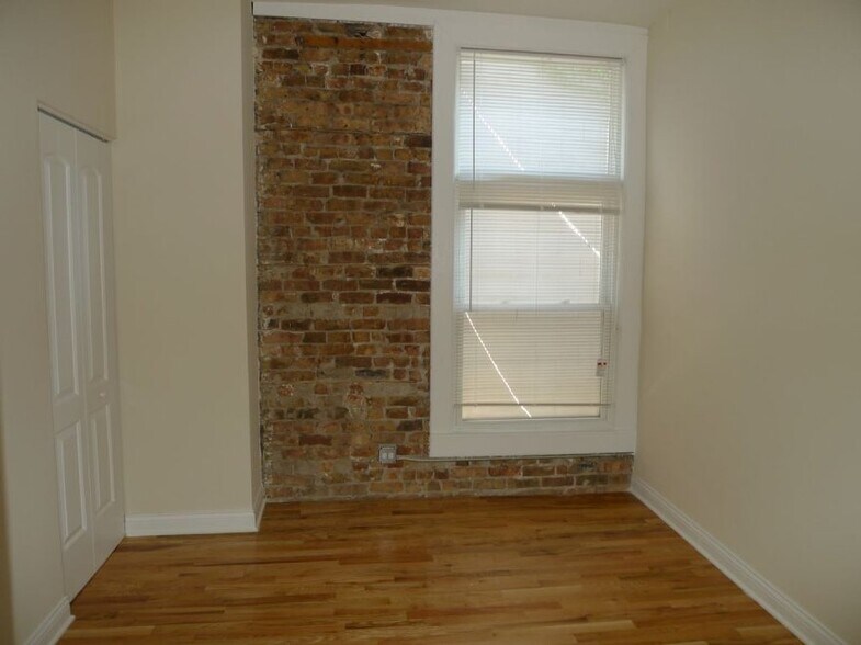 Building Photo - 1318 N Wood St