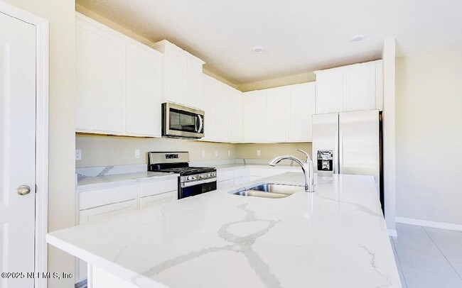 Building Photo - 87 Fellbrook Dr