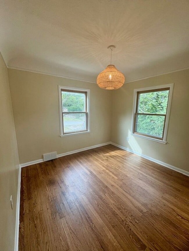 Building Photo - Charming 4-Bedroom Home in the Heart of Windsor Heights!