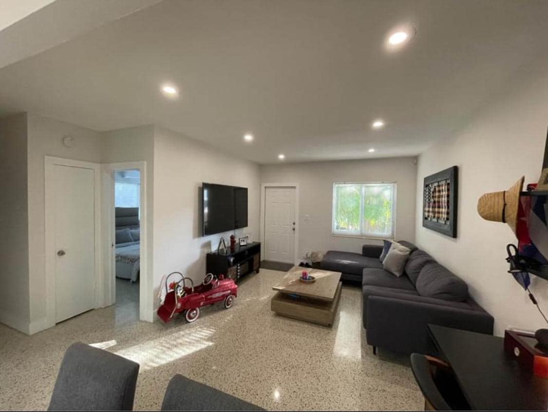 Building Photo - 3315 SW 9th Ter