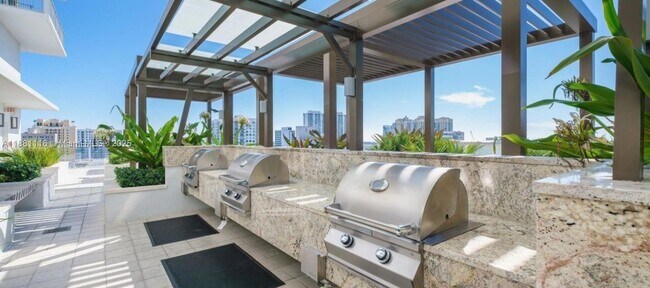 Building Photo - 591 Evernia St