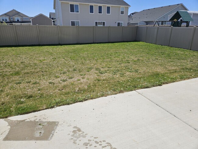 Building Photo - Welcome to this spacious 4 bedroom, 3 bathroom home located in Caldwell, ID.
