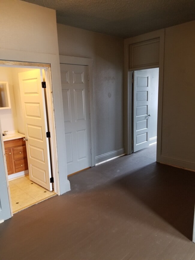 Building Photo - 609 W Cottonwood St