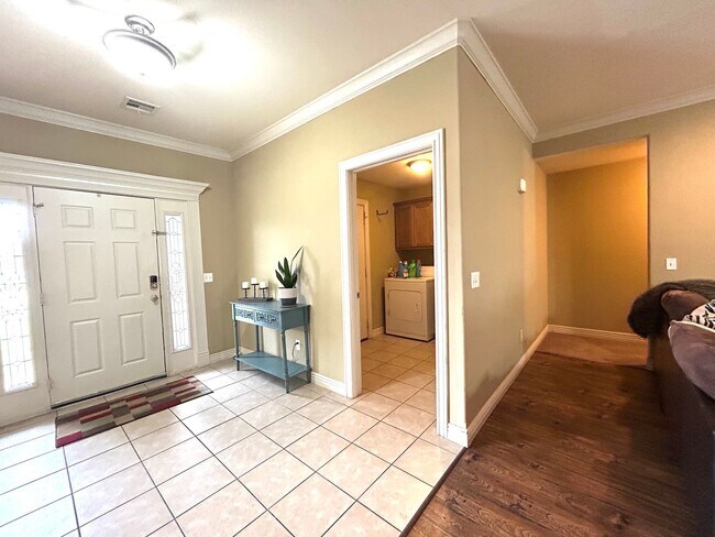 Building Photo - 4 Bedroom 2 Bathroom home