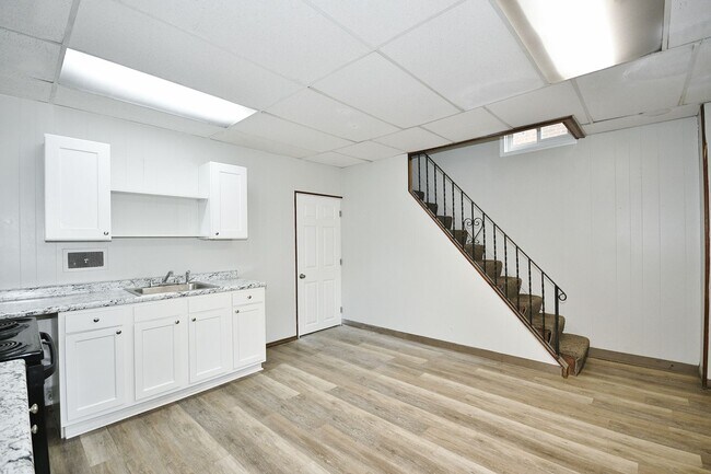 Building Photo - 303 N Holland Ave