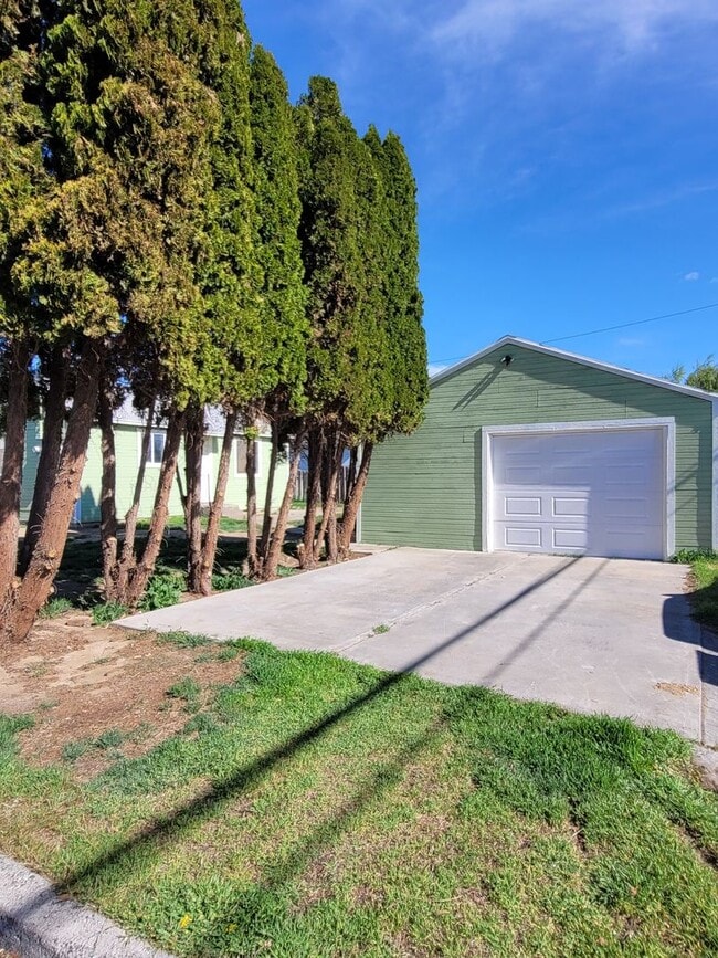 Building Photo - Fully Remodeled with Garage, Yard Care Included & Free May rent with 1 Year Lease