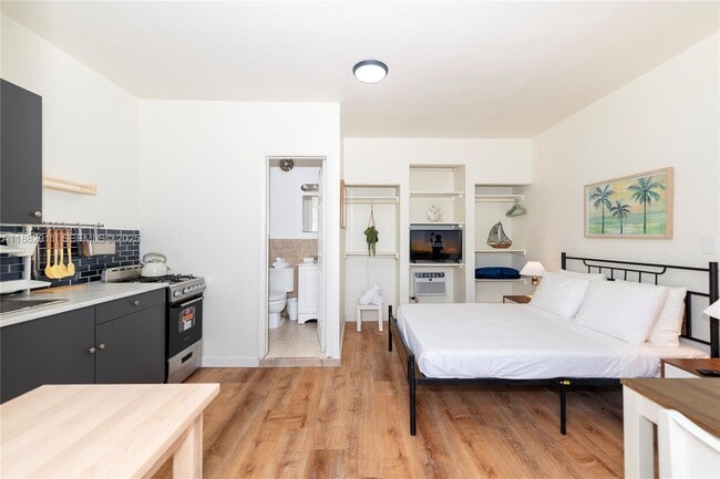 Building Photo - 709 NE 2nd Ct